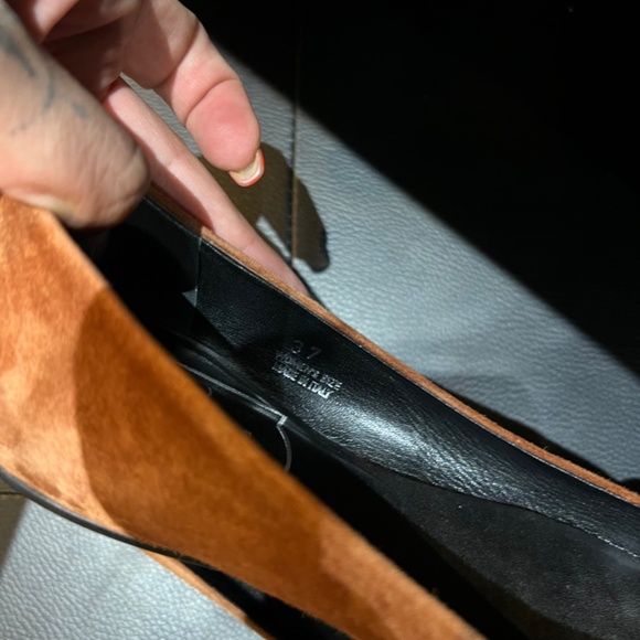 SOLD Roger Vivier Suede Flats - Picture 7 of 7